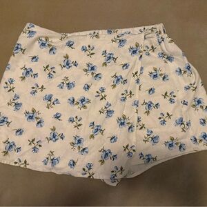 Old Navy Foral Blue and White Skort Medium